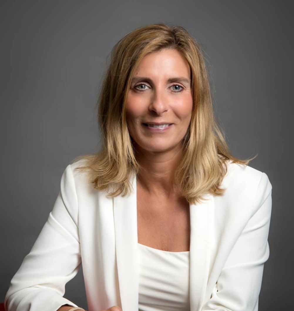 smiling woman in dark blond hair